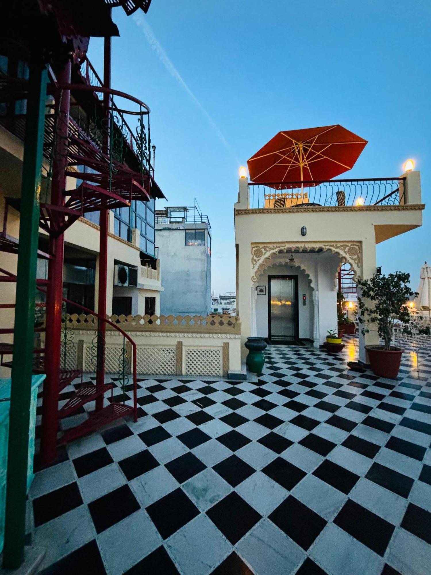 Hotel Mewari Villa Udaipur Esterno foto