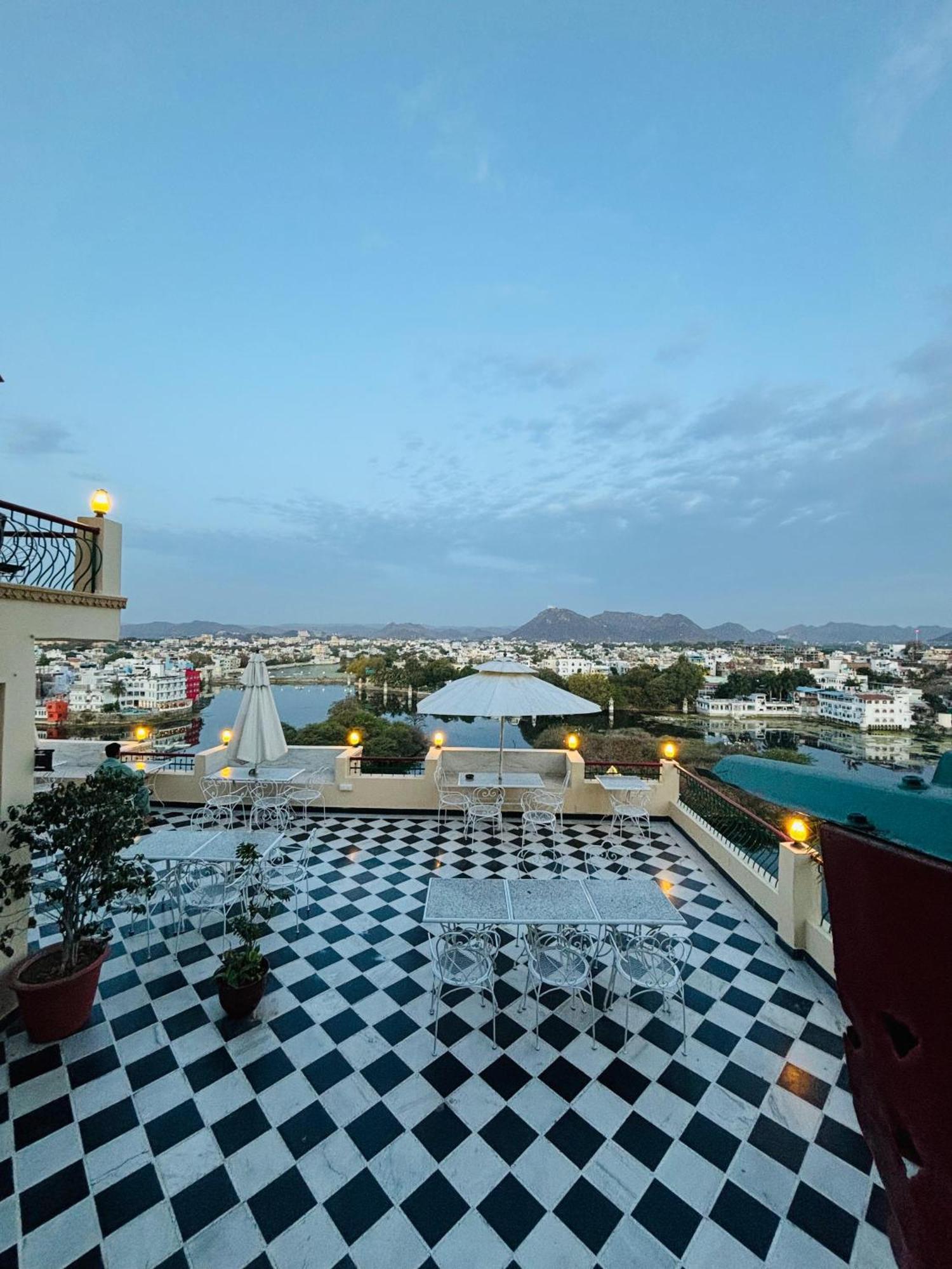 Hotel Mewari Villa Udaipur Esterno foto