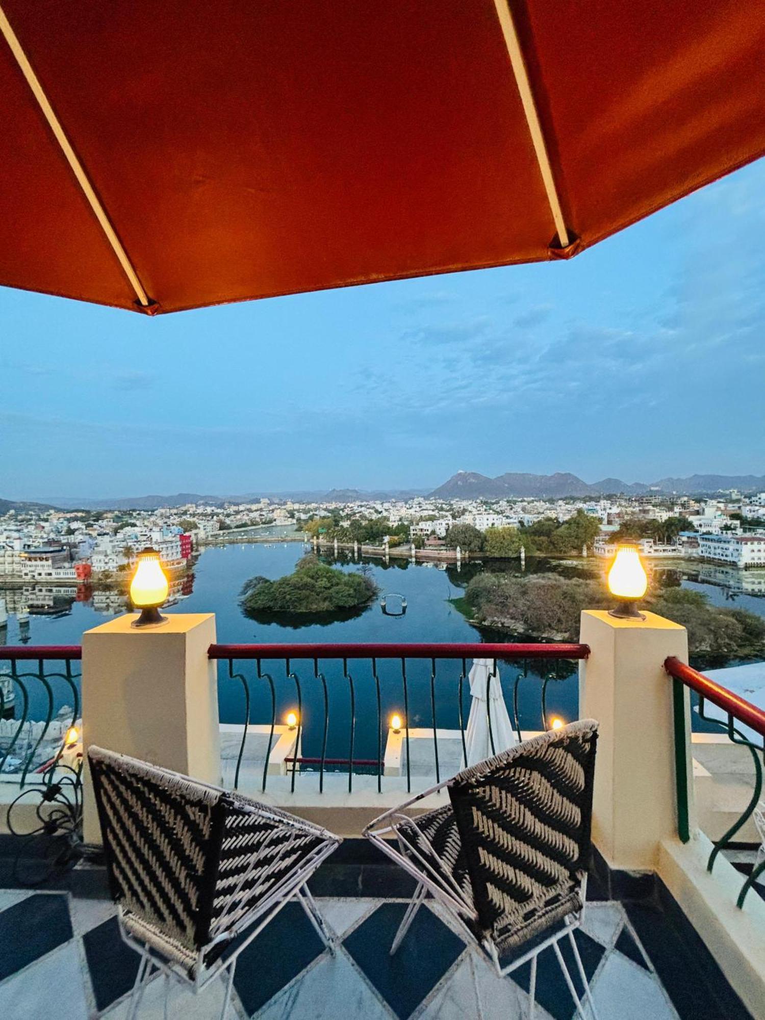 Hotel Mewari Villa Udaipur Esterno foto