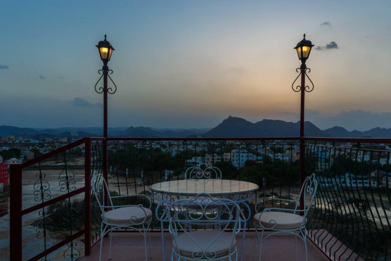 Hotel Mewari Villa Udaipur Esterno foto